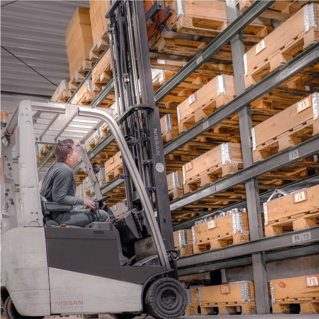 Neitemann_Präzisionstechnik_CNC_Bild von Gabelstapler im Lager