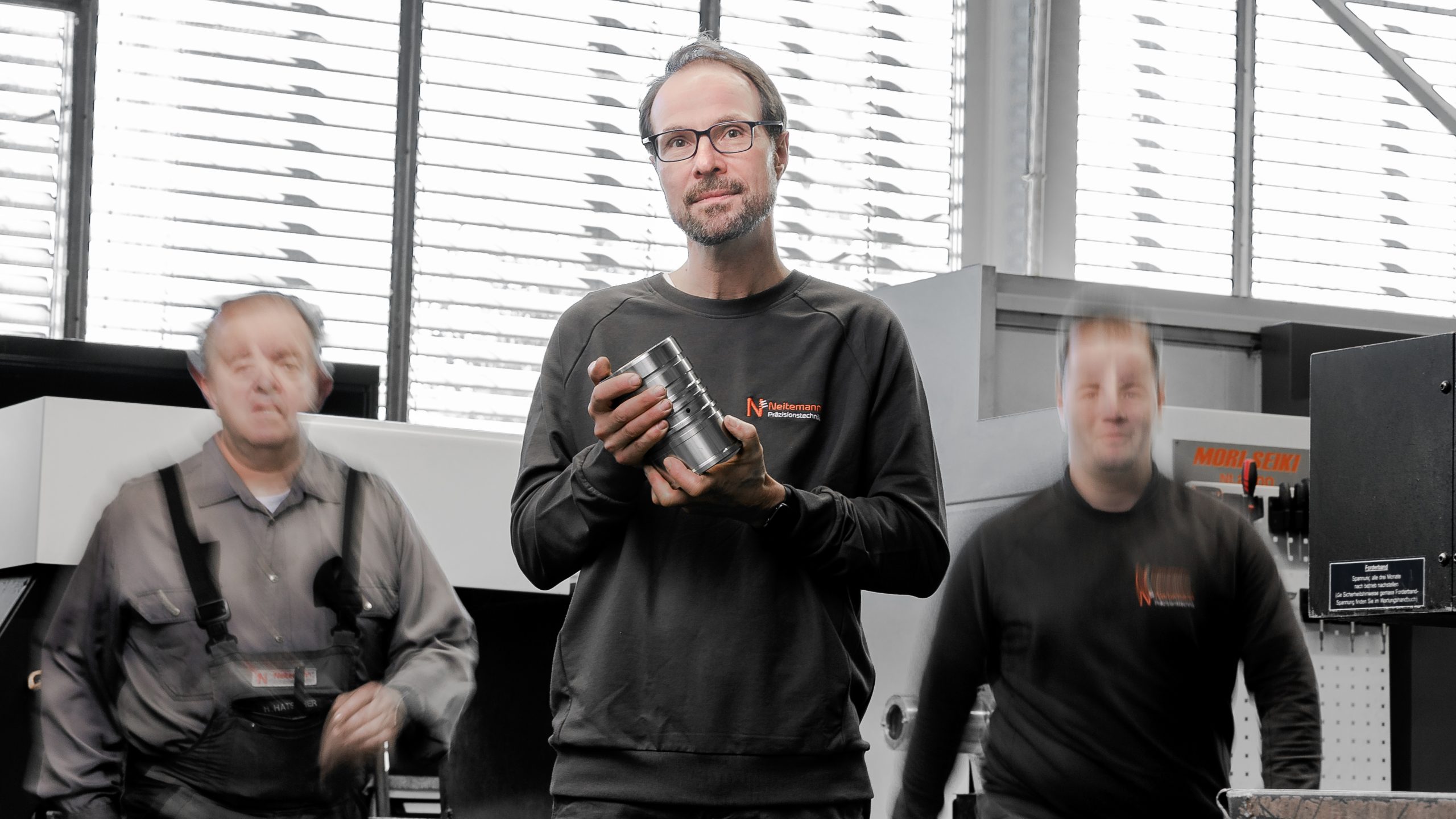 Neitemann_Präzisionstechnik_CNC-Momentaufnahmen-Mitarbeiter-bei-der-Arbeit